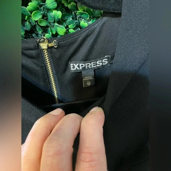 Express Fitted Dress with Puff sleeves - Size XS - Picture 3 of 9